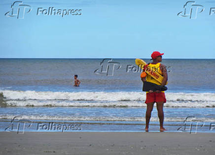 Guarda-vidas observa banhistas em praia de Ilha Comprida