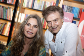 Acompanhada do marido, o ator Carlos Alberto Riccelli, a escritora Bruna Lombardi