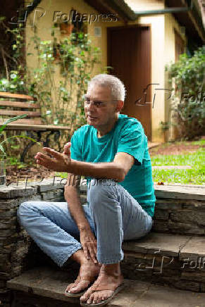 O escritor e jornalista Gilberto Dimenstein, no jardim de sua casa, em SP