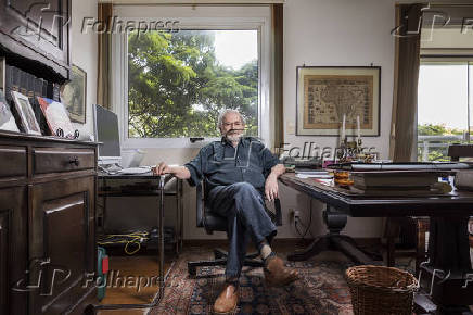 O escritor Raduan Nassar em seu apartamento, em So Paulo