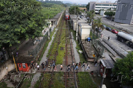 Passageiros fazem travessia pelos trilhos na estao Antonio Joo da CPTM