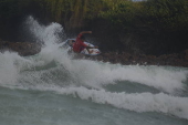 O surfista itlo ferreira ,vence estreia de campeonato em natal .