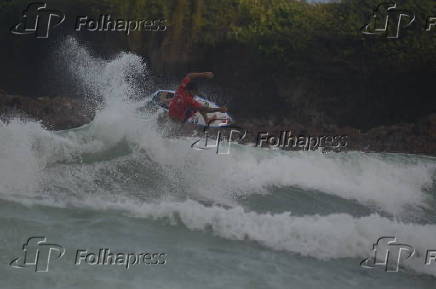 O surfista itlo ferreira ,vence estreia de campeonato em natal .