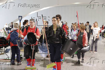 Baja la afluencia de voluntarios en el segundo da de autobuses del gobierno valenciano