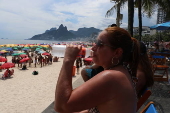 Movimentao de banhistas na praia de ipanema no rio de janeiro