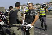 Agentes penitencirios apreendem drone usado pela TV Record