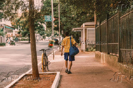 Carteiro caminha nos arredores do parque Buenos Aires