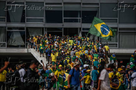 Apoiadores de Bolsonaro invadem o Palcio do Planalto 