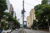 Poste com cmeras de segurana e a proteo do chapu chins de metal, na avenida Francisco Matarazzo, zona oeste de So Paulo