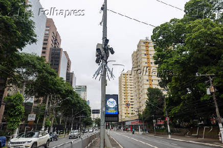 Poste com cmeras de segurana e a proteo do chapu chins de metal, na avenida Francisco Matarazzo, zona oeste de So Paulo