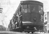 Bonde transporta passageiro, em So Paulo (SP), em 1954
