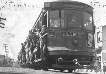 Bonde transporta passageiro, em So Paulo (SP), em 1954