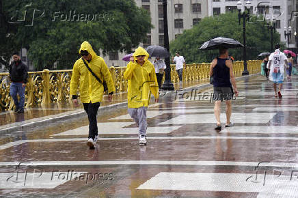 Pedestres enfrentam mais um dia de chuva em SP