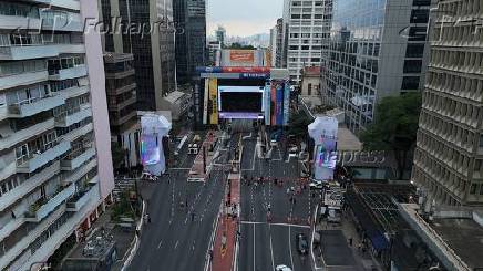 Montagem e passagem de som do palco rveillon da paulista em so paulo