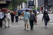 Pedestres enfrentam tarde gelada na Paulista