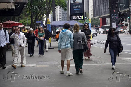 Pedestres enfrentam tarde gelada na Paulista