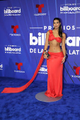 El negro y los diseos clsicos intervenidos dominaron la alfombra de los Latin Billboards