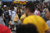 Movimentao na Rua 25 de Maro em So Paulo