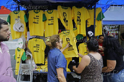Camisetas pr-Bolsonaro  venda na rua 25 de maro, em SP