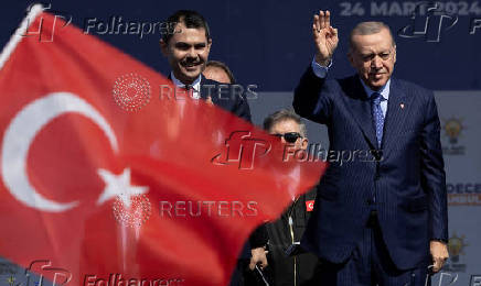 Turkey's President Erdogan and Murat Kurum greet their supporters during a rally in Istanbul