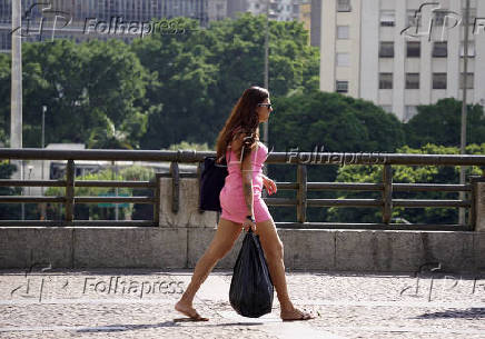 Pedestres enfrentam tarde quente no centro de So Paulo 