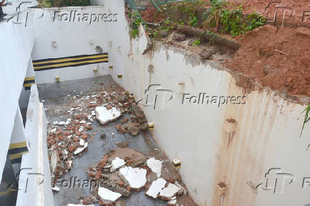 Desabamento de muro de obra do governo de Salvador - BA