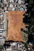 Vista erea de campo de futebol da favela Futuro Melhor