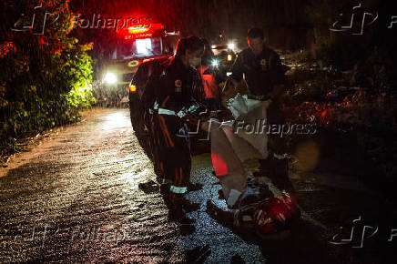 Corpo  coberto de homem que morreu em Barbalha (CE) aps colidir sua moto