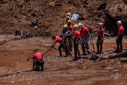 Bombeiros trabalham na lama de barragem da Vale em Brumadinho (MG)