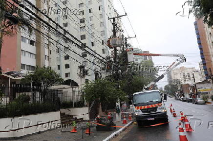 Moradores de prdios na rua Onze de Junho sem energia eltrica