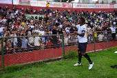 Jogador Paulinho, interage com a torcida corinthiana em seu jogo despedida, no Canind