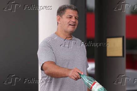 Gustavo Bebianno deixa o hotel onde mora, em Braslia (DF)