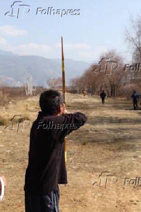 Arqueiro atira com a arma tradicional, de bambu, na cidade de Parto, em Buto