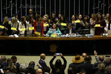 Deputadas da bancada feminista durante a votao da reforma da Previdncia 