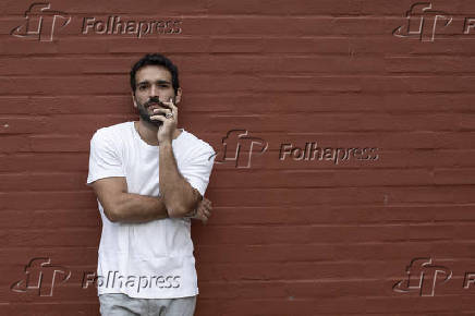 O ator Humberto Carro no bairro de Laranjeiras, na zona sul do Rio de Janeiro