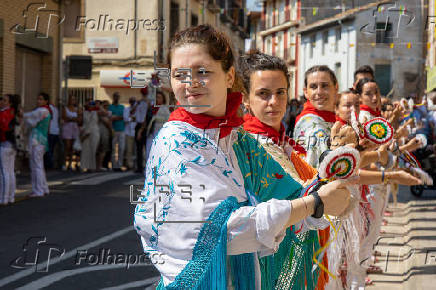 Una Gaita Mixta creciente baila a Santa Ana en Cervera en reivindicacin de la igualdad