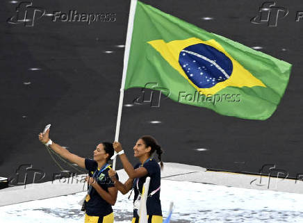 Duda e Ana Patricia foram porta bandeira do encerramento das Olimpadas 2024