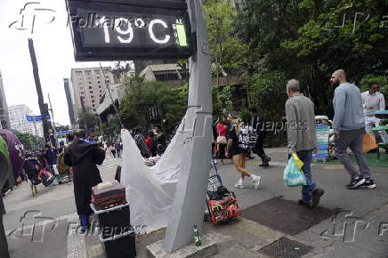 Pedestres enfrentam tarde gelada na Paulista