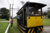 Bonde dos anos 1930 que transporta funcionrios e turistas