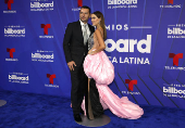 El negro y los diseos clsicos intervenidos dominaron la alfombra de los Latin Billboards