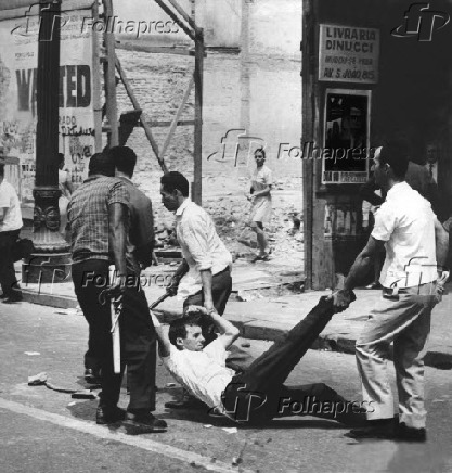 Um manifestante  preso por agentes