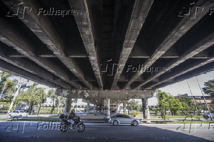 Vista da ponte Cidade Universitria em So Paulo (SP)