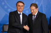 Bolsonaro (e) cumprimenta Floriano Peixoto em sua posse como presidente dos Correios