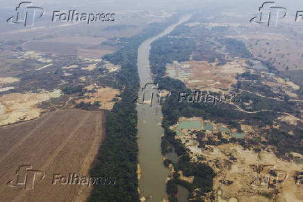 Garimpo de ouro s margens do rio Peixoto de Azevedo (MT)