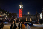 Elizabeth Tower lights up in honour of Remembrance Sunday