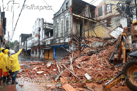 Casas desabam devido  chuva em Salvador