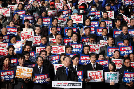 People take part in a rally calling for expelling South Korean President Yoon Suk Yeol in Seoul