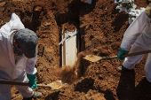 Enterro de vtima de Covid-19 em cemitrio em SP