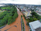 Cheia do rio Guaba causa estragos em Porto Alegre