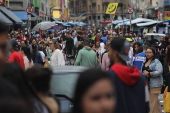 Movimentao na rua 25 de Maro em So Paulo